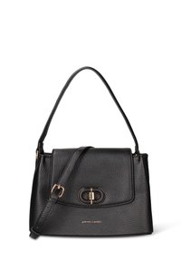 Sac à main en cuir noir avec une finition texturée, une fermeture à rabat, une garniture dorée circulaire, une bandoulière réglable et un logo à l'avant.