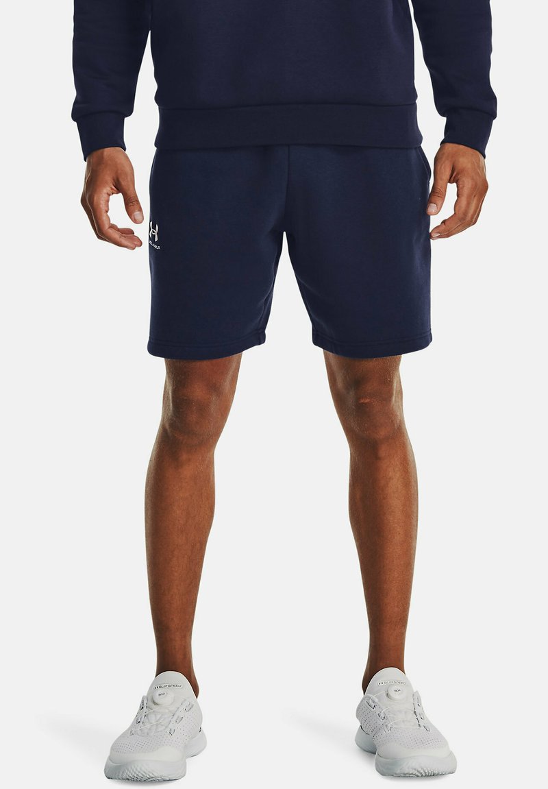 Bermudas de sudadera azul marino hechas de una tela suave, con cintura elástica, bolsillos laterales y un pequeño acento de logo blanco en la pierna izquierda.