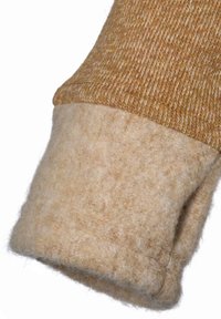 Ulltröja med en manschett som har en strukturerad gyllenbrun stickning och ett mjukt ljusbeige filtat foder på insidan, vilket betonar den tvåtoniga designen och värmen.