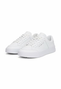 Sneakers in pelle bianca con una texture liscia, design con lacci, colletto leggermente imbottito e una suola spessa in gomma. Presentano un branding discreto.