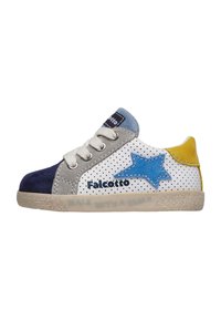 Blauw, grijs en witte sneaker met geperforeerde textuur, vetersluiting, steraccent en rubberen zool. "Falcotto" branding aan de zijkant.
