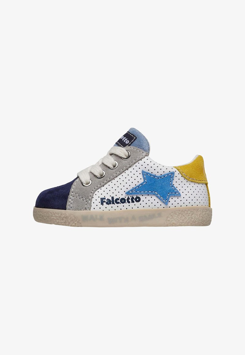 Sneaker blu, grigio e bianco con texture perforata, design con lacci, dettaglio a stella e suola in gomma. Marchio "Falcotto" di lato.