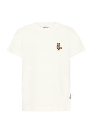 Biała koszulka z krótkim rękawem i okrągłym dekoltem, z małą brązową haftowaną postacią misia na górnej lewej piersi oraz czarną metką marki po boku.