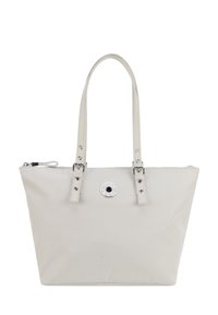 Bolso tote beige con dos asas ajustables, detalles en hebilla plateada, cierre de cremallera y un emblema de logo metálico redondo en el centro frontal.
