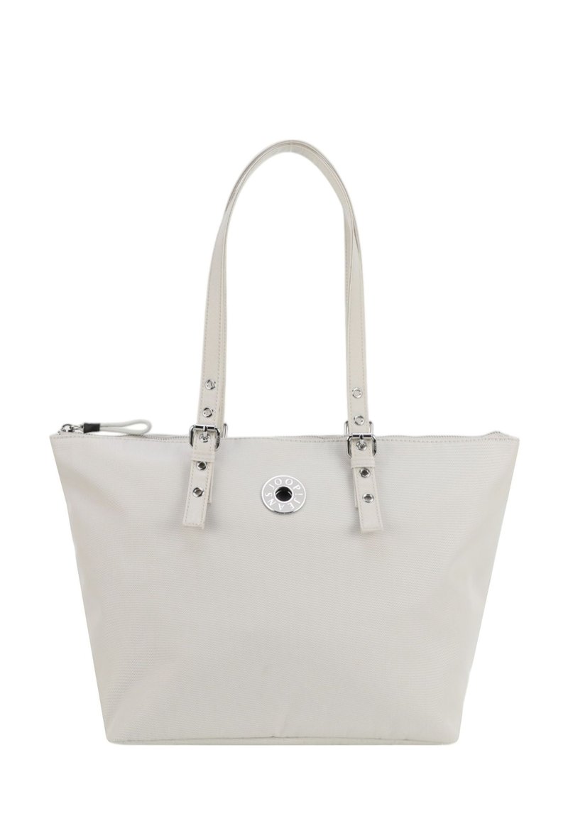 Bolso tote beige con dos asas ajustables, detalles en hebilla plateada, cierre de cremallera y un emblema de logo metálico redondo en el centro frontal.