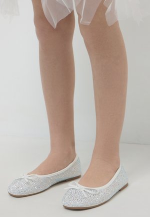 Balletschuhe mit glitzerndem, schimmerndem Finish, weißem Besatz und kleinen Schleifendetails. Flache Sohle und runde Zehenform.