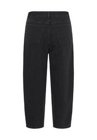 Μαύρο τζιν denim με ίσια γραμμή, δύο πίσω τσέπες και ορατές ραφές σε λευκό φόντο.