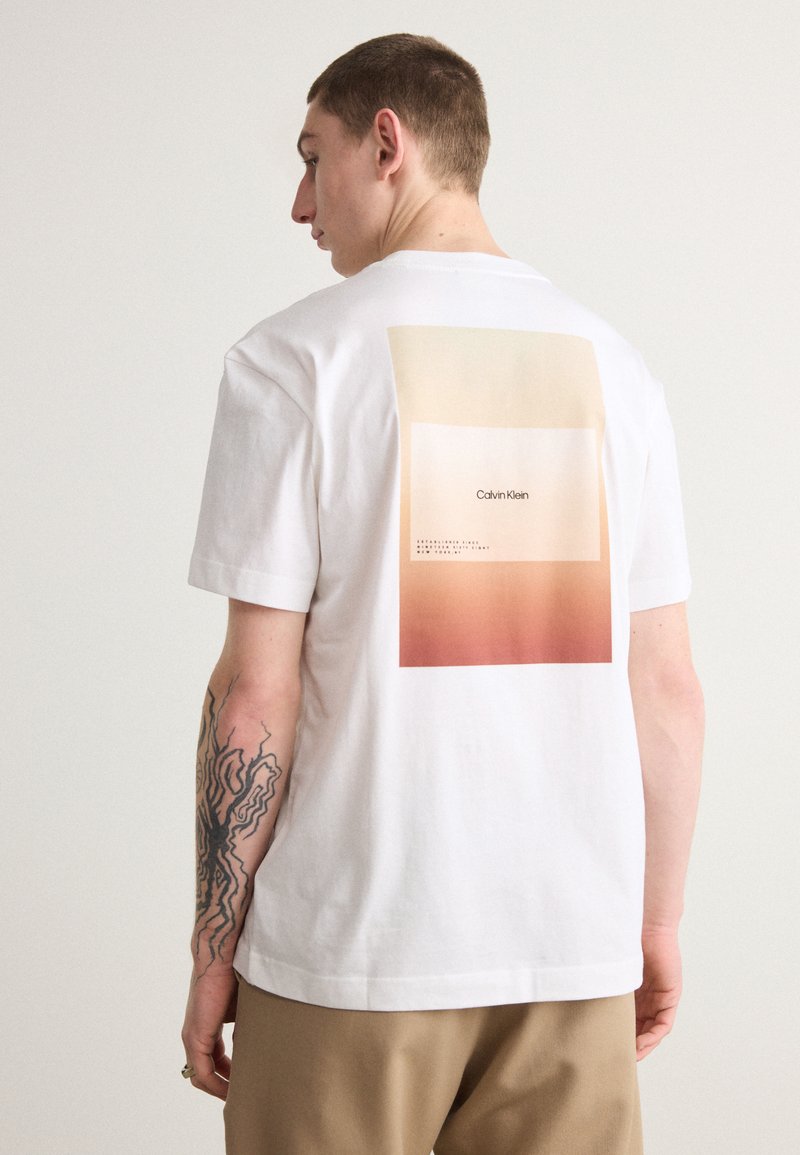Calvin Klein - OVERLAY PRINT  - Print T-shirt - bright white, Enlarge