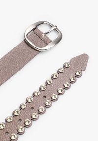 Correa de cuero texturizado gris con una hebilla rectangular plateada; decorada con rhinestones transparentes a lo largo de un lado. Termina en una punta afilada.