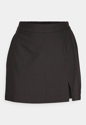 Falda negra de tela suave, con cintura elástica, corte recto y una abertura lateral para facilitar el movimiento.