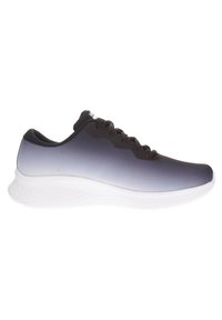 Zapatilla deportiva en negro y gris con parte superior de malla en degradado, cierre con cordones y suela blanca texturizada. Diseño ligero con detalles de hardware mínimos.