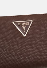 Guess LAUREL LARGE ZIP AROUND - Denarnica - brown