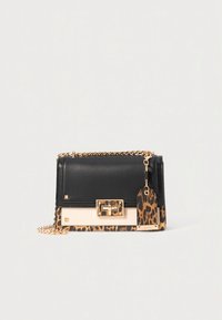 Must ja beež kott leopardimustriliste detailidega, kettrihm, kuldse värvusega metallosad, ristkülikukujuline ning kaunist sildiga.