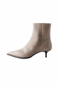 Botte en cuir marron à la cheville avec un bout pointu, un petit talon, une texture lisse et un design minimaliste, présentant une silhouette épurée sans ornements.