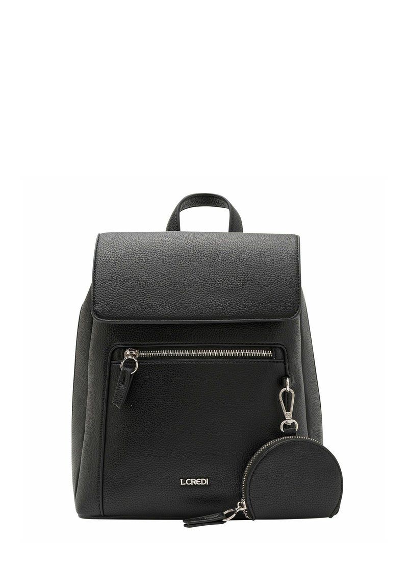Mochila de cuero negra con acabado texturizado, tapa plegable, bolsillo con cremallera en la parte frontal y un monedero redondo desmontable con herrajes de plata.