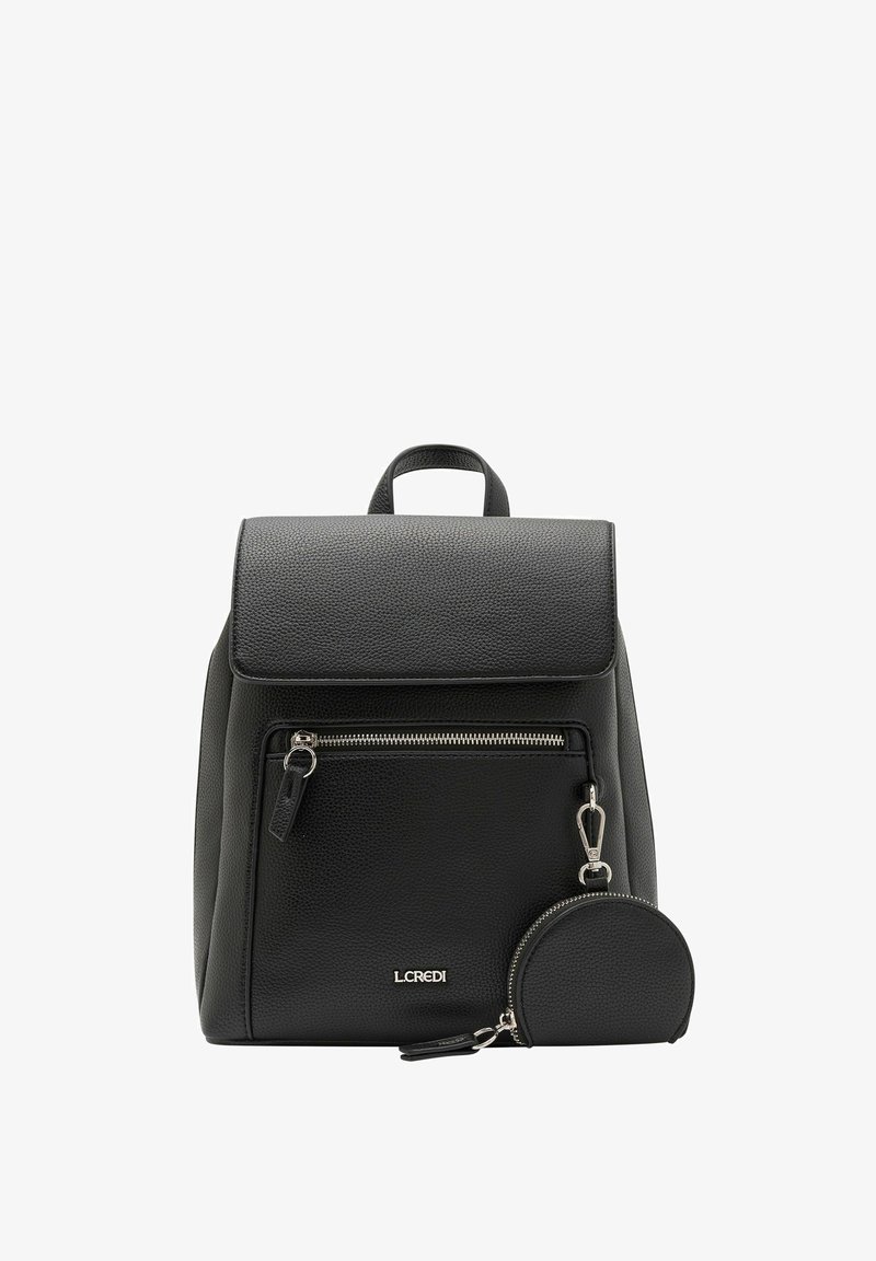 Zaino in pelle nera con finitura testurizzata, patta pieghevole, tasca frontale con zip e portamonete rotondo staccabile con hardware argentato.