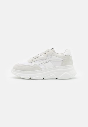 Biało-szary sneaker na sznurówki z grubą podeszwą i napisem "CPNHGN" na boku, pokazany z profilu na jednolitym tle.