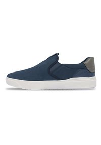 Zapatos de ante azul marino sin cordones, con suela de goma blanca y un distintivo detalle en el talón gris, y paneles elásticos en los laterales para facilitar su uso.
