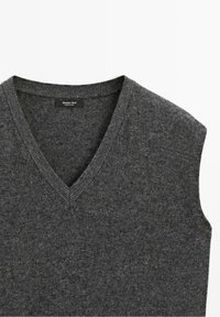 Gilet en maille sans manches gris foncé avec col en V et bords côtelés, étiqueté Massimo Dutti, fabriqué en Chine.