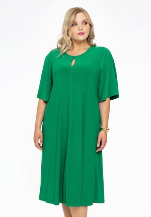 Groene jurk tot de knie met korte mouwen, featuring een ronde halslijn en een klein sleutelgaatje detail aan de voorkant. Gemaakt van een soepel stof.