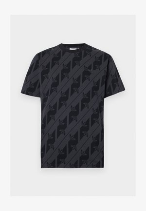 T-shirt noir à manches courtes avec des rayures diagonales gris foncé et un motif répété du logo trèfle noir sur tout le tissu.