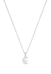 Collar de cadena de plata con un colgante en forma de luna creciente con un corte en forma de estrella, adornado con pequeñas piedras brillantes.