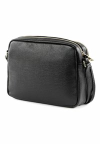 Borsa a tracolla nera in pelle con superficie testurizzata, forma rettangolare, chiusura a doppia cerniera e tracolla regolabile.