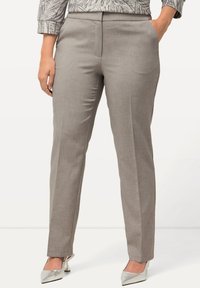 Grijze op maat gemaakte broek met een rechte pijp, gepolijst wolmengsel, en zijzakken, gecombineerd met zilveren puntige hakken.