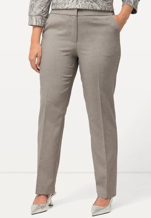 Grijze op maat gemaakte broek met een rechte pijp, gepolijst wolmengsel, en zijzakken, gecombineerd met zilveren puntige hakken.