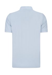 Lyseblå polo t-shirt, korte ærmer, ribbet krave, simpel design, blød tekstur, standard pasform, ingen synlige logoer eller mønstre.