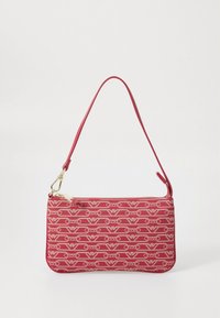 Mala de tecido vermelha com padrão repetido de logotipo, alça única para o ombro e fecho superior com zíper. Detalhes em metal dourado.