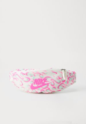 Fanny pack in het wit met een abstract patroon in roze en blauw. Voorzien van een opvallend roze Nike-logo en een zilveren rits. Zachte stoftextuur.