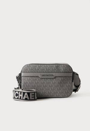 Sac bandoulière gris Michael Kors avec motif logo texturé et large sangle réglable avec de grandes lettres du nom de la marque.