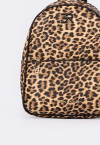 Zaino con stampa leopardata, caratterizzato da una superficie testurizzata, rifiniture nere, un logo dorato prominente e una tasca frontale con zip.