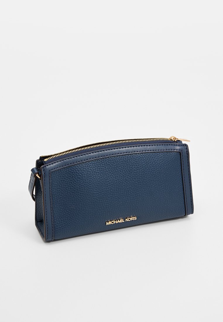 Pochette zippée en cuir bleu marine avec une finition texturée, logo doré, forme rectangulaire, design plat et profil fin.