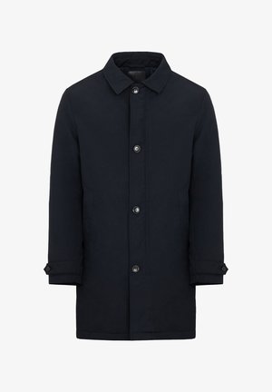 Granatowy wodoodporny płaszcz z zapięciem na guziki, spiczastym kołnierzem, bocznymi kieszeniami i regulowanymi mankietami. Gładka tekstura i minimalistyczny design.