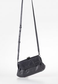 Borsa a tracolla in pelle nera con chiusura a clip, texture liscia, forma rettangolare e tracolla regolabile.