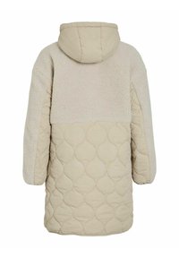 Cabriolet bej cu partea inferioară și mânecile matlasate, spate superior din fleece și glugă atașată, văzut din spate pe un fundal alb.