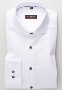 Witte dress shirt van gladde stof, met een spread collar, zwarte knopen en een enkele borstzak. Het label zegt "Eterna Modern Fit."