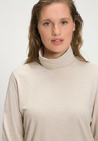 Ulla Popken COL ROULÉ  MANCHES LONGUES - Pitkähihainen paita - sand
