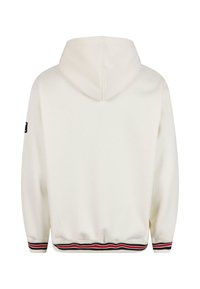 Hvit hettegenser med ribbestrikket kant og ermer. Striper av rød og svart trim langs ermene. Glatt stoffstruktur, minimalistisk design.