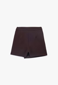 Bruine op maat gemaakte shorts met een gladde textuur, voorzien van een rechte snit, voorplooien en een subtiele achteropening.