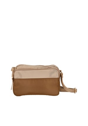 Bolso bandolera rectangular bicolor en beige y marrón con cierre de cremallera y correa ajustable sobre fondo blanco.