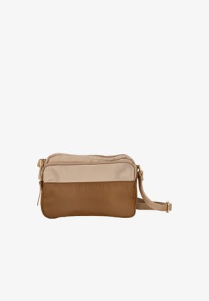 Bolso bandolera rectangular bicolor en beige y marrón con cierre de cremallera y correa ajustable sobre fondo blanco.