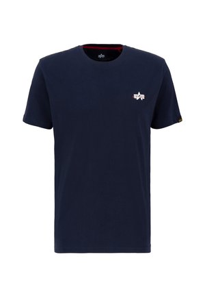 Tamno plava pamučna majica s okruglim izrezom. Ima mali izvezeni logo u bijeloj i crvenoj boji na lijevoj strani prsnog koša. Kratke rukave.
