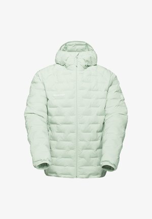 Jasnozielona kurtka puchowa z poziomym pikowaniem, pełnym zamkiem błyskawicznym, kapturem i elastycznymi mankietami. Logo nadrukowane po lewej stronie przodu.