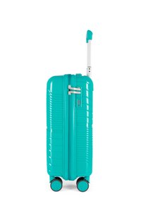 Valigia rigida di un brillante turchese con texture rigata, doppie ruote e maniglia telescopica. Presenta una combinazione di lucchetto e chiusura a zip.