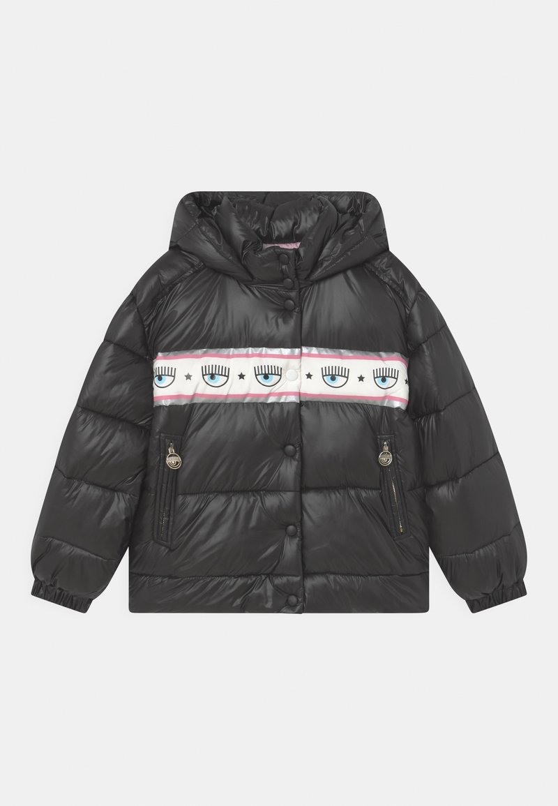 Černá nadýchaná bunda s kapucí, s růžovo-bílým pruhovaným panelem zdobeným motivy očí. Obsahuje boční kapsy na zip.
