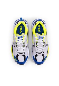 Białe sportowe sneakersy z czarnymi i niebieskimi akcentami, jaskrawymi żółtymi detalami, materiałem siatkowym oraz okrągłym noskiem i sznurowadłami.