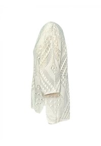 Cardigan lavorato a maglia in bianco sporco con motivo a traforo, forma a scatola e maniche a tre quarti. Presenta design a diamante e simili a pizzo.